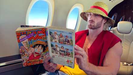 Logan Paul đọc manga One Piece trên máy bay riêng
