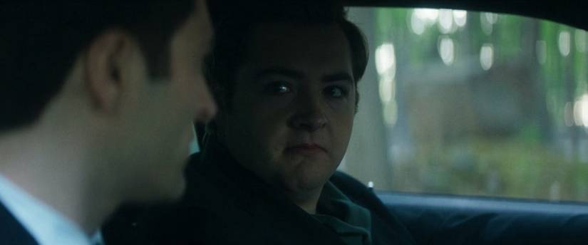 Daniel Blake mira a Buck Cashman.