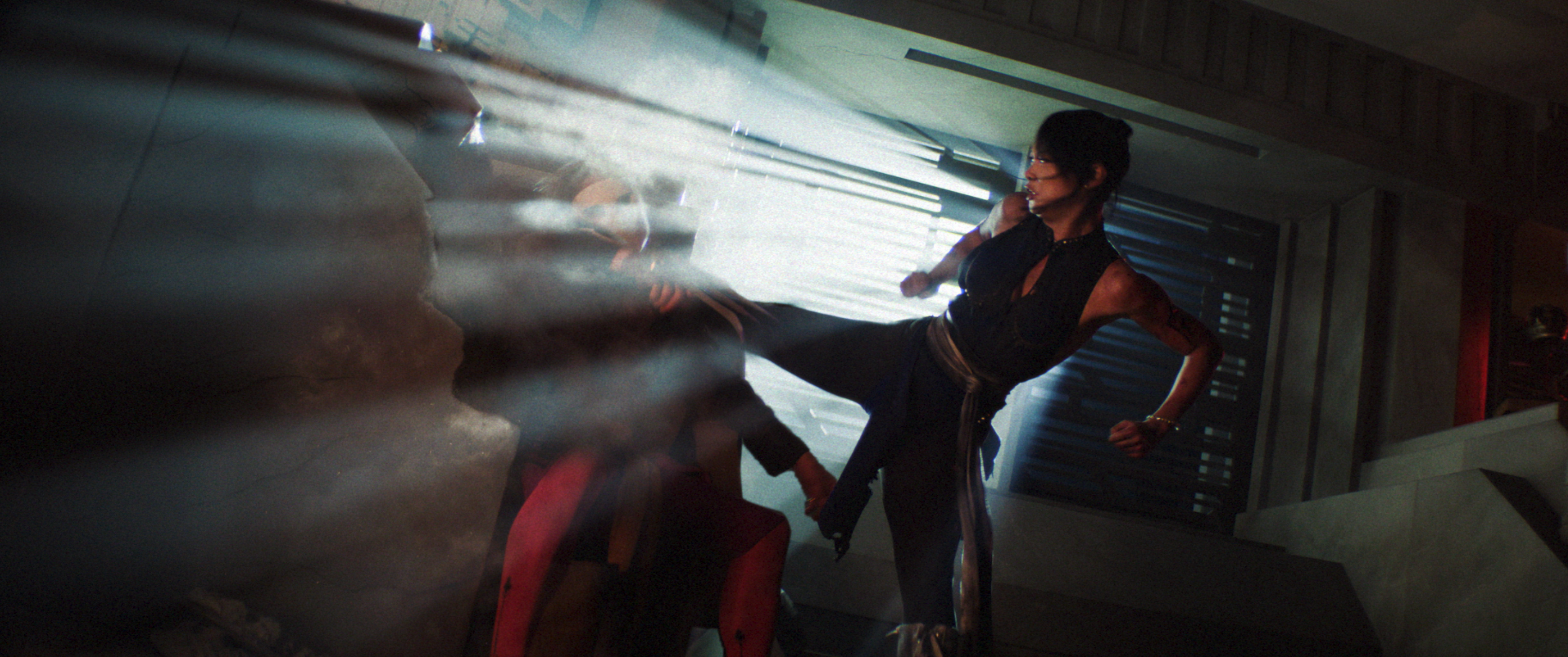 Chun Li engages Vega in battle