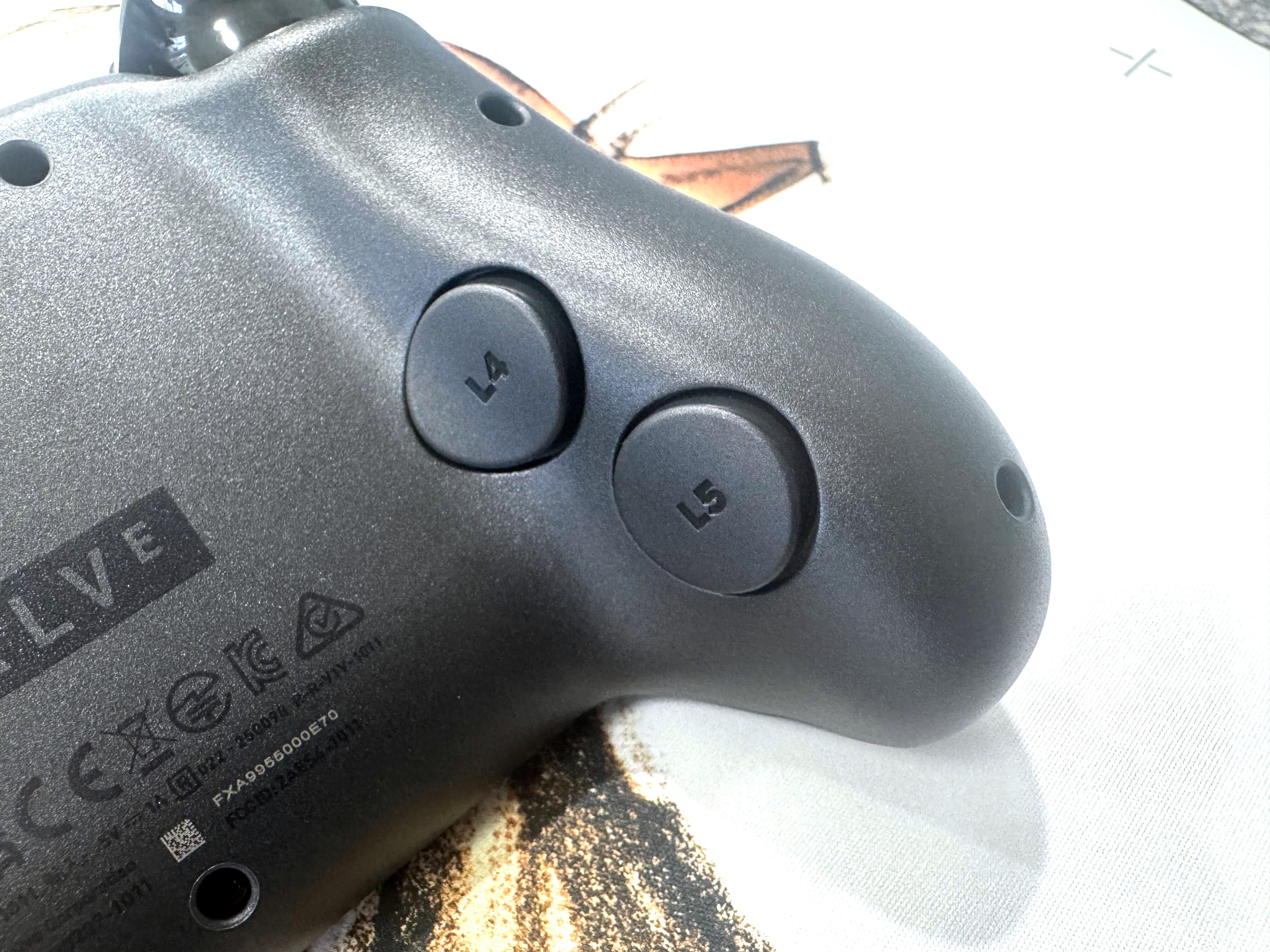 Bot&otilde;es traseiros do Steam Controller em destaque.