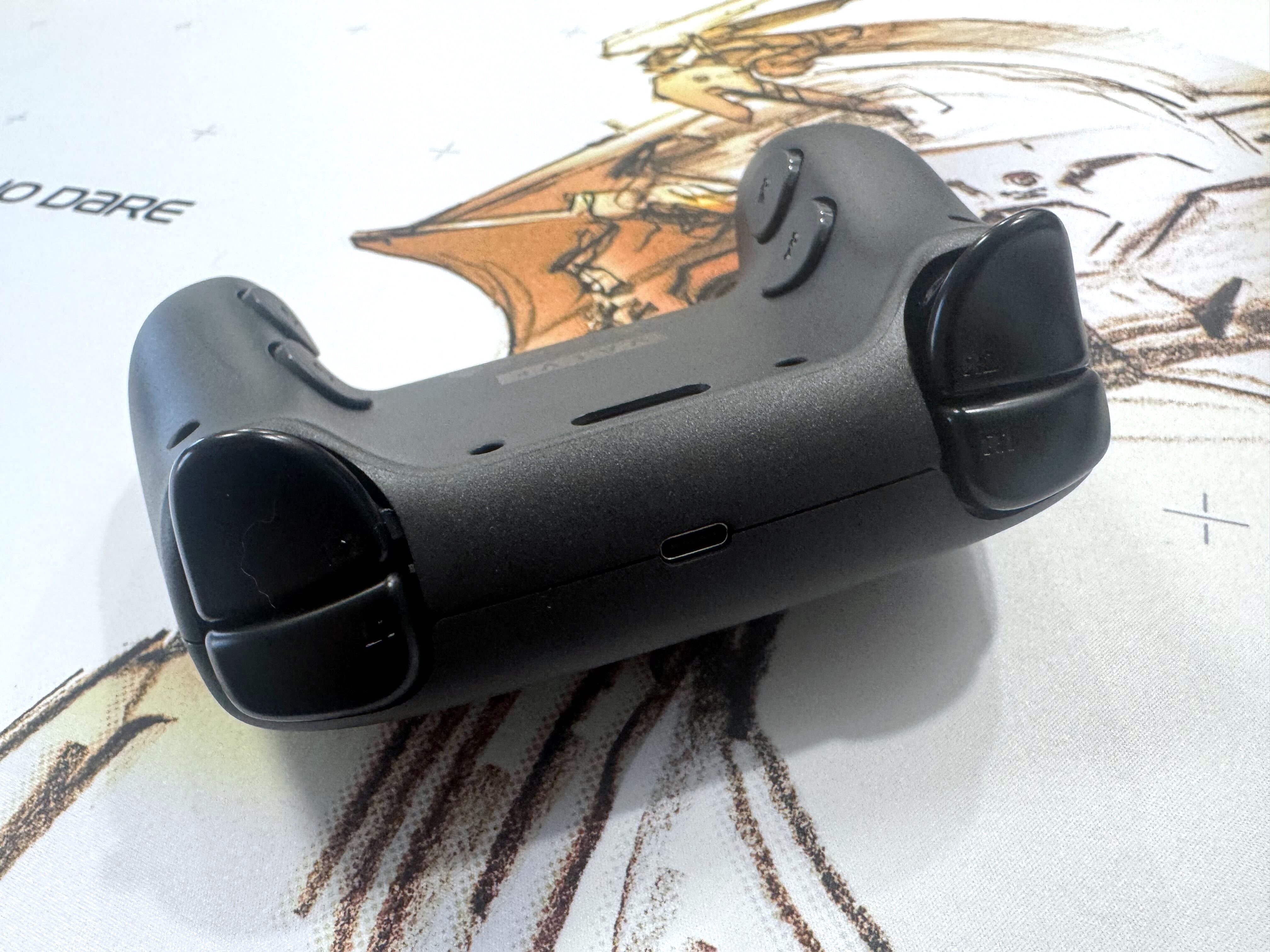 Gatilhos do Steam Controller em close-up.