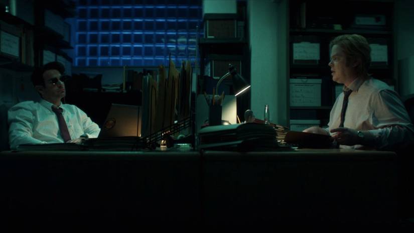 MAtt Murdock y Foggy discuten un caso en sus escritorios
