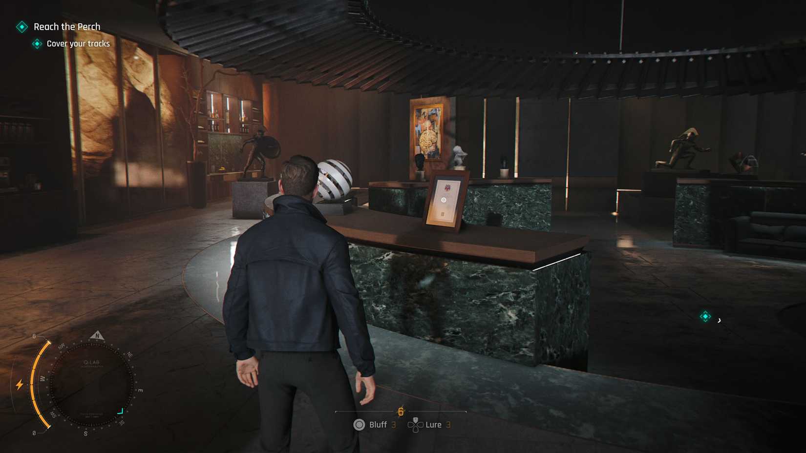 Ein 007 First Light-Screenshot, der das Diplom in Webbs Penthouse zeigt