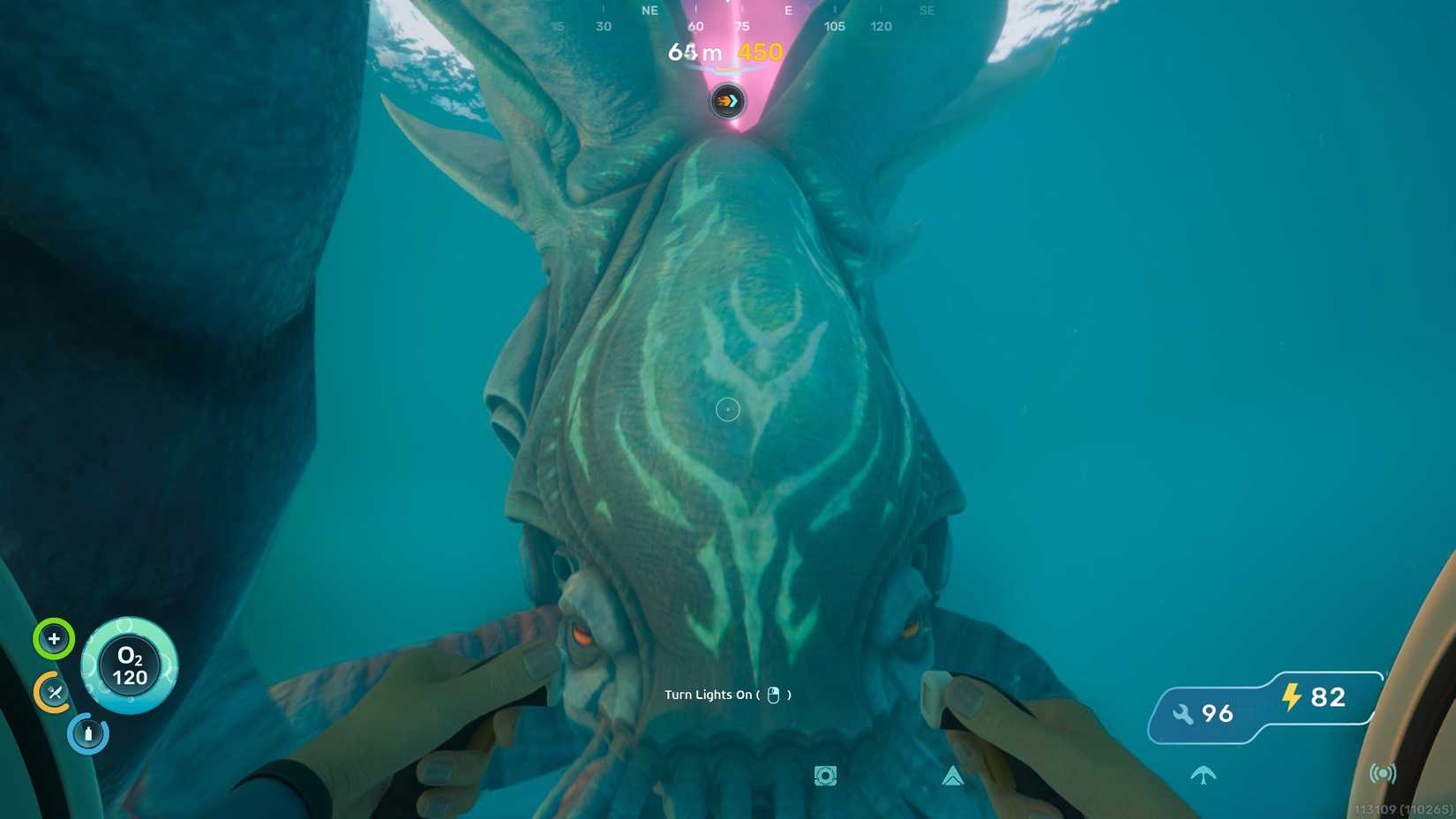 Un leviatano collezionista che trascina un girino sott'acqua in Subnautica 2