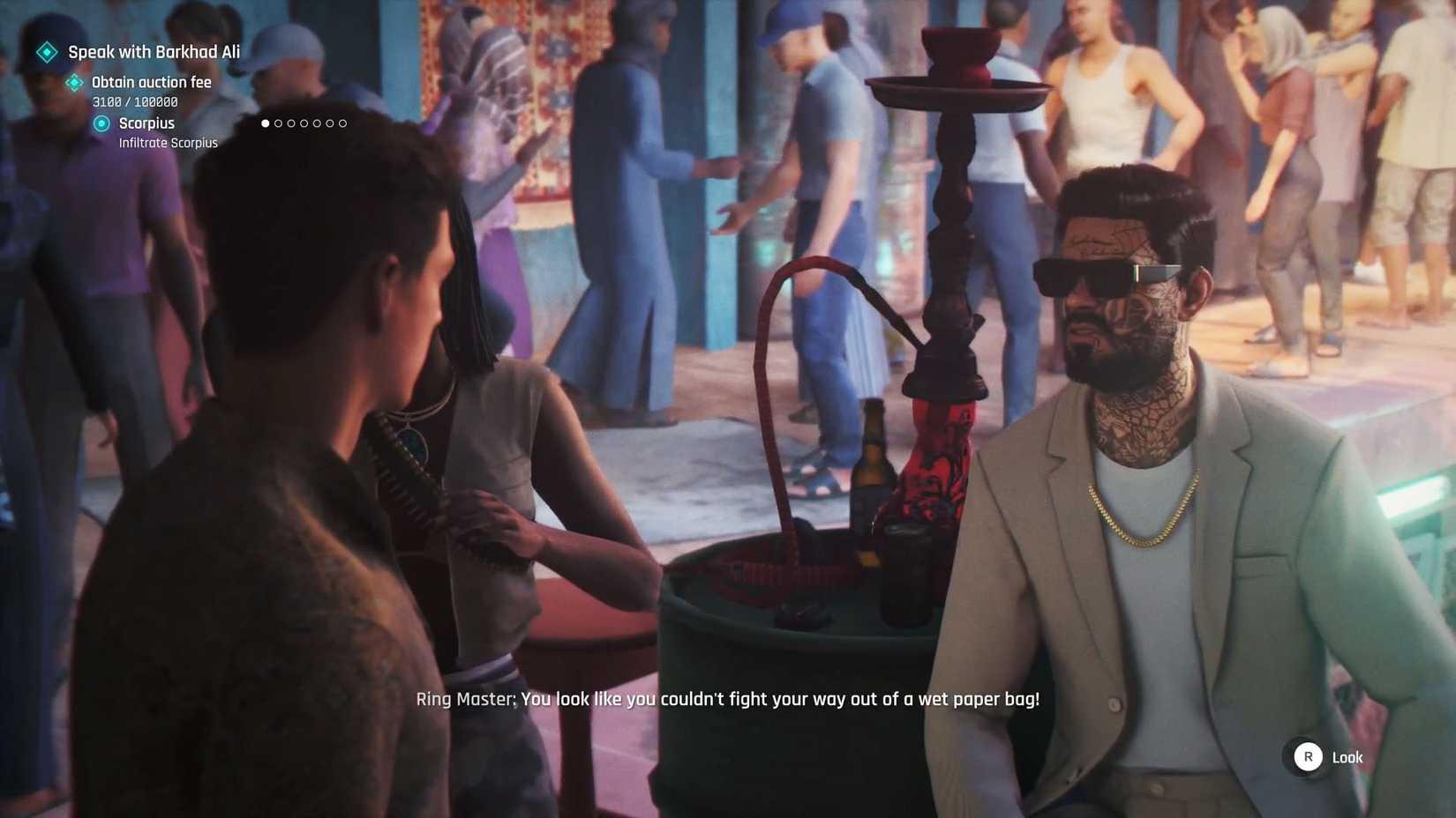 Uma captura de tela de 007 First Light mostrando Bond conversando com o Ring Master, um homem usando óculos de sol e com o rosto coberto de tatuagens
