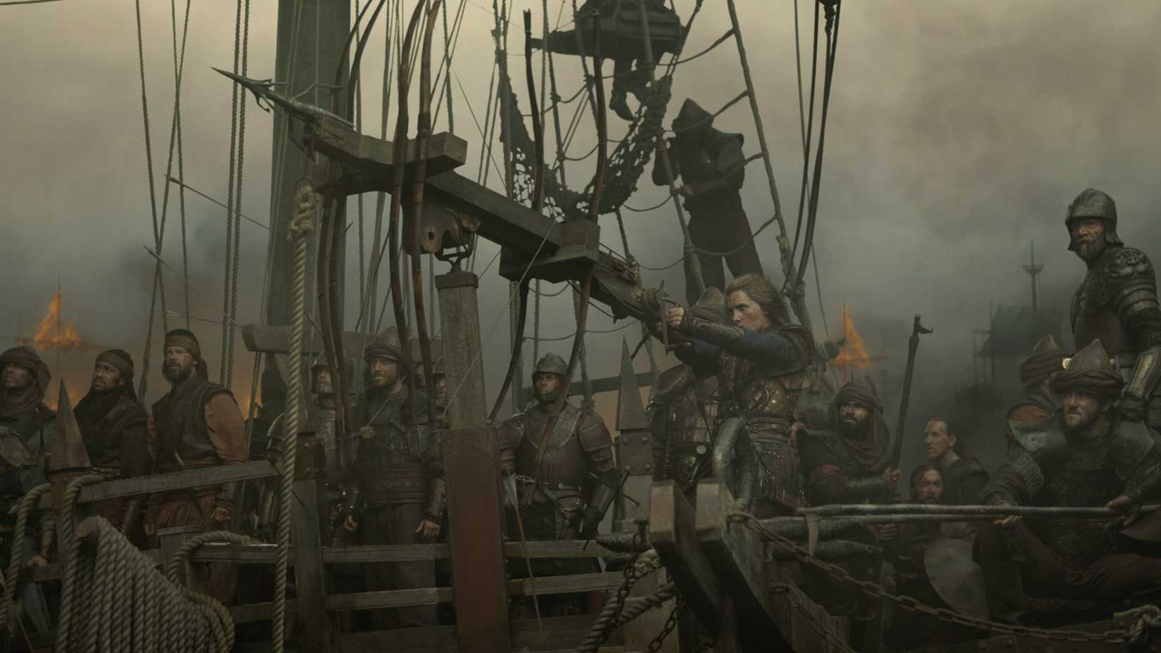 Sharako Lohar (Abigail Thorn) apunta a un escorpión en la cubierta del Bitchfist durante La batalla de la garganta en la temporada 3 de House of the Dragon.