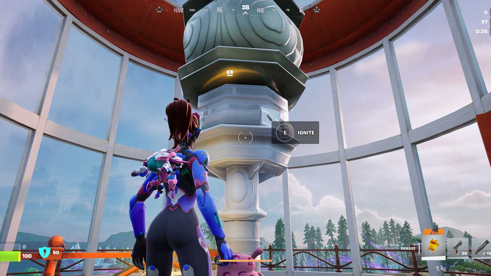D.va di Overwatch guarda la lampadina gigante in cima a un faro con un "Accendi" prompt sullo schermo in Fortnite.
