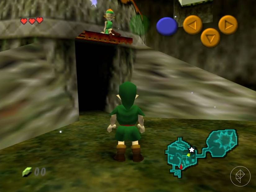 Link, un elfo, in piedi di fronte a un edificio su un albero con un elfo seduto sul tetto in Ocarina of Time.