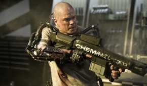 Matt Damon's Max points a gun at someone in Elysium