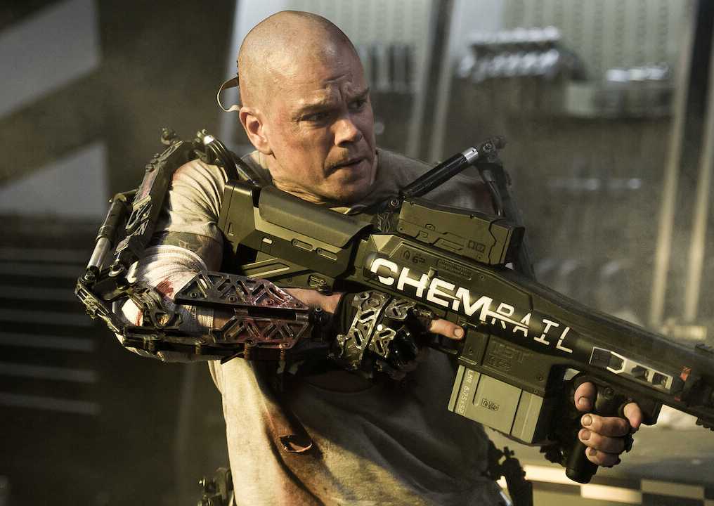 Matt Damon's Max points a gun at someone in Elysium