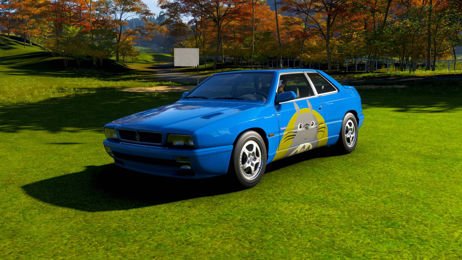 Một chiếc Maserati Ghibli 1997 với họa tiết Totoro tại sân golf trong Forza Horizon 6