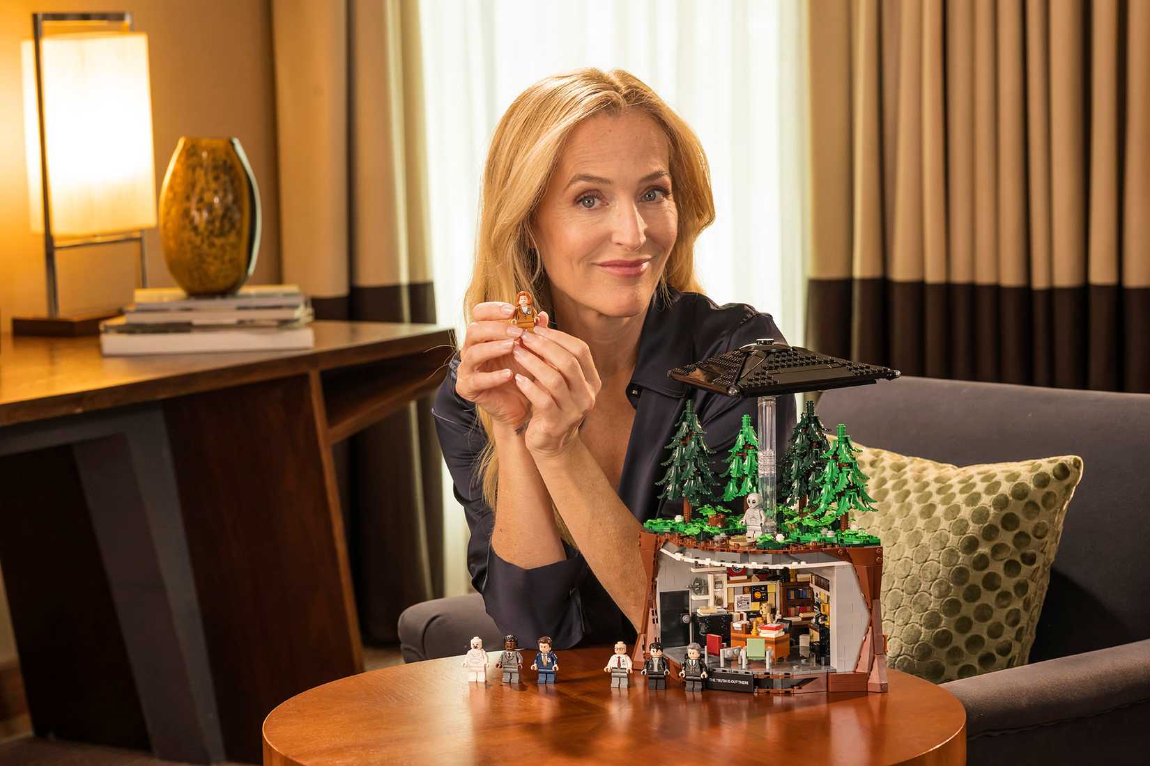 Gillian Anderson with LEGO Ideas X-Files Set_3