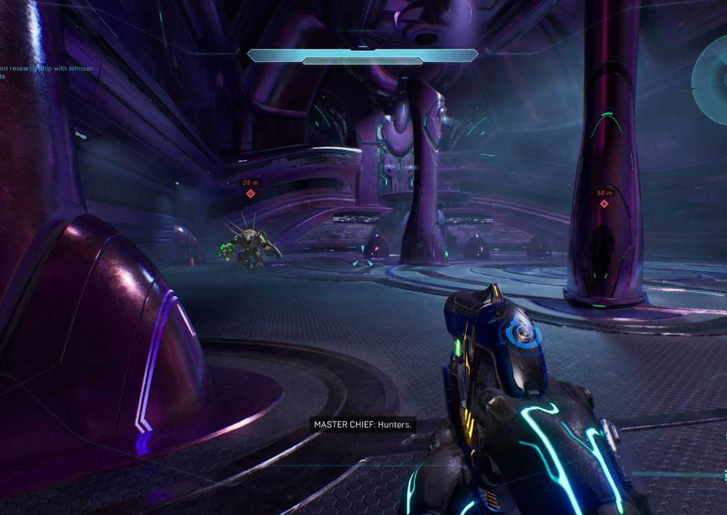 Người chơi trong Halo: Campaign Evolved nhìn vào hai Hunter màu trắng