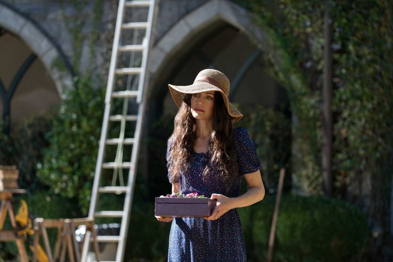 Olivia Crain holds a box while talking to her kids in The Haunting of Hill House