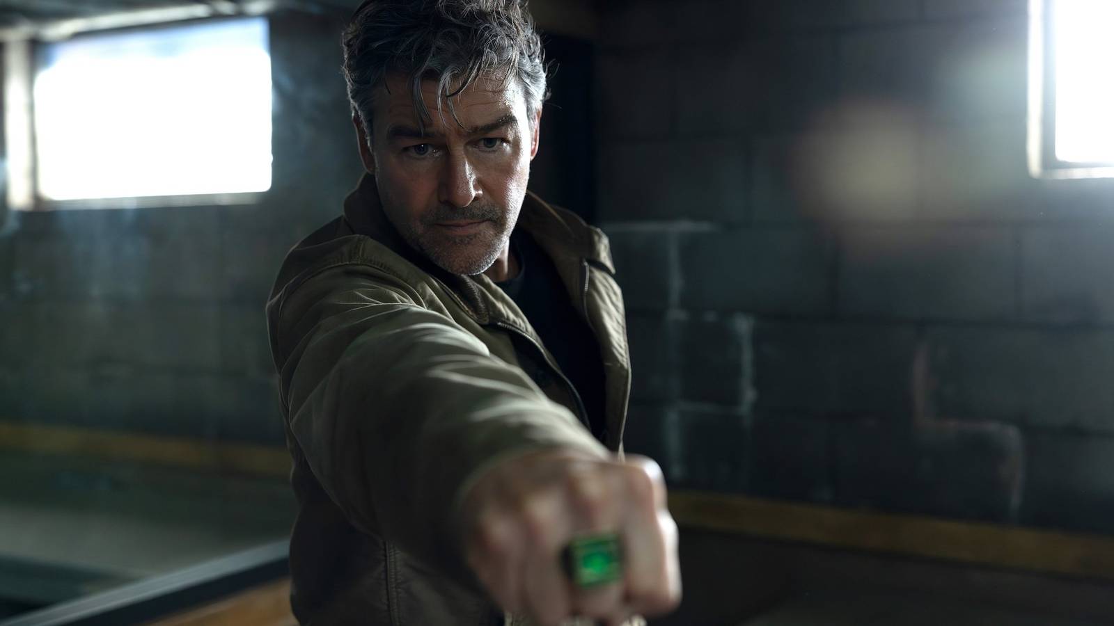 Hal Jordan (Kyle Chandler) holds forward his fist to wield his Green Lantern ring in Lanterns.