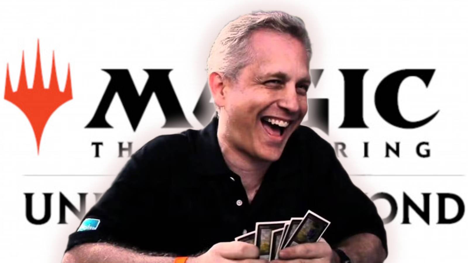 Magic designer Mark Rosewater với các quân bài trên tay trước logo Universes Beyond