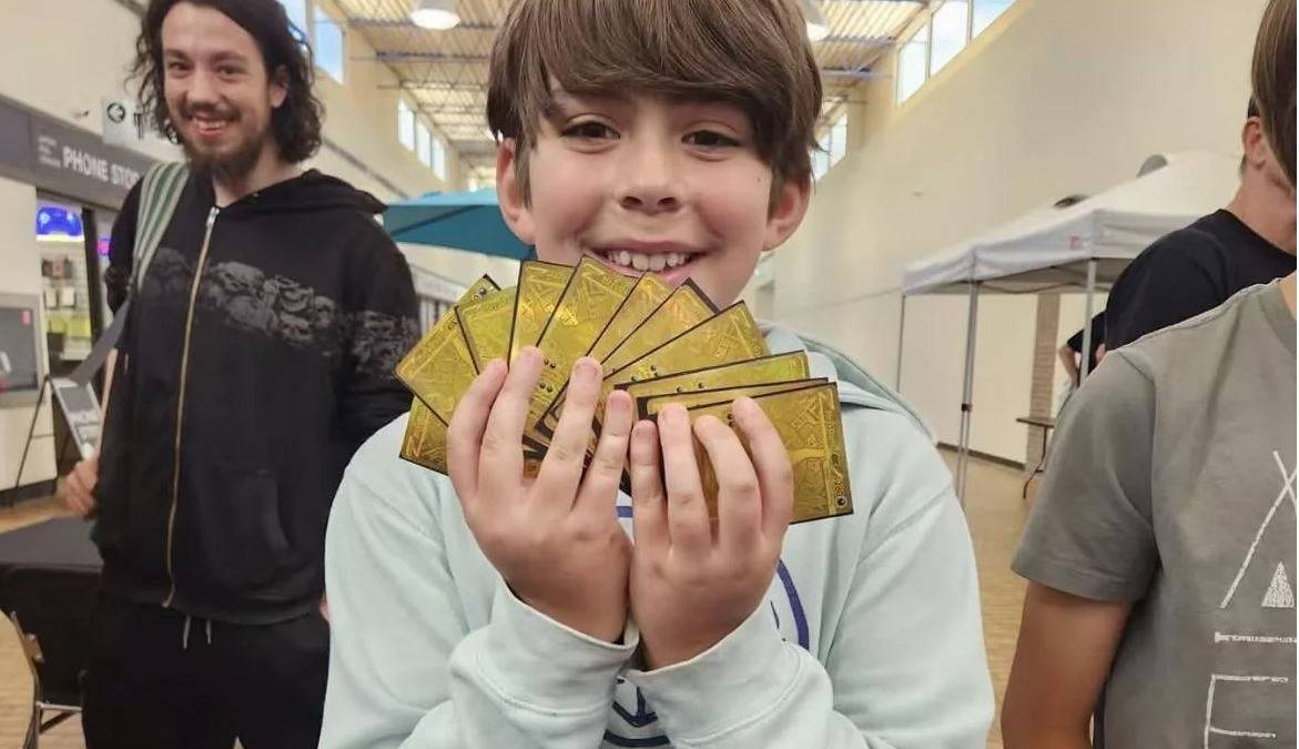 Pokémon Pitch Black fan pulls world's first ever gold god pack