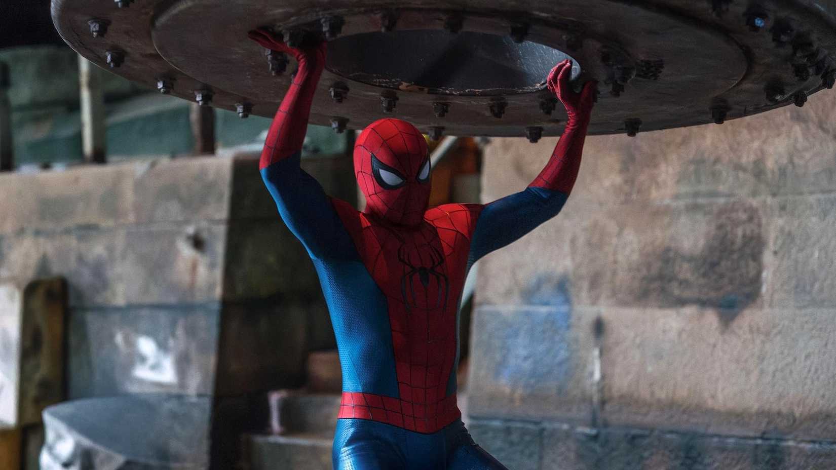 Spider-Man giữ vật thể kim loại lớn