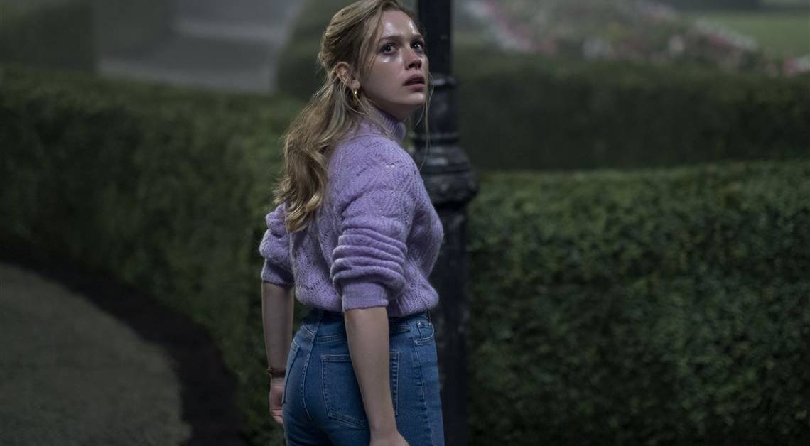 Netflix's Near-Perfect 9-Part Gothic Thriller Is So Good You'll Finish in One Weekend