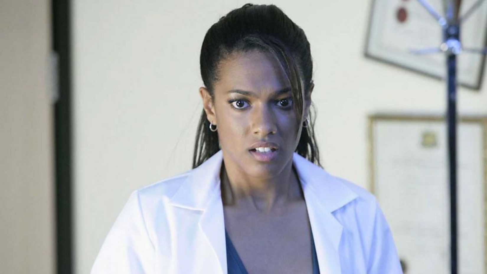 Martha Jones (Freema Agyeman) la mira conmocionada.