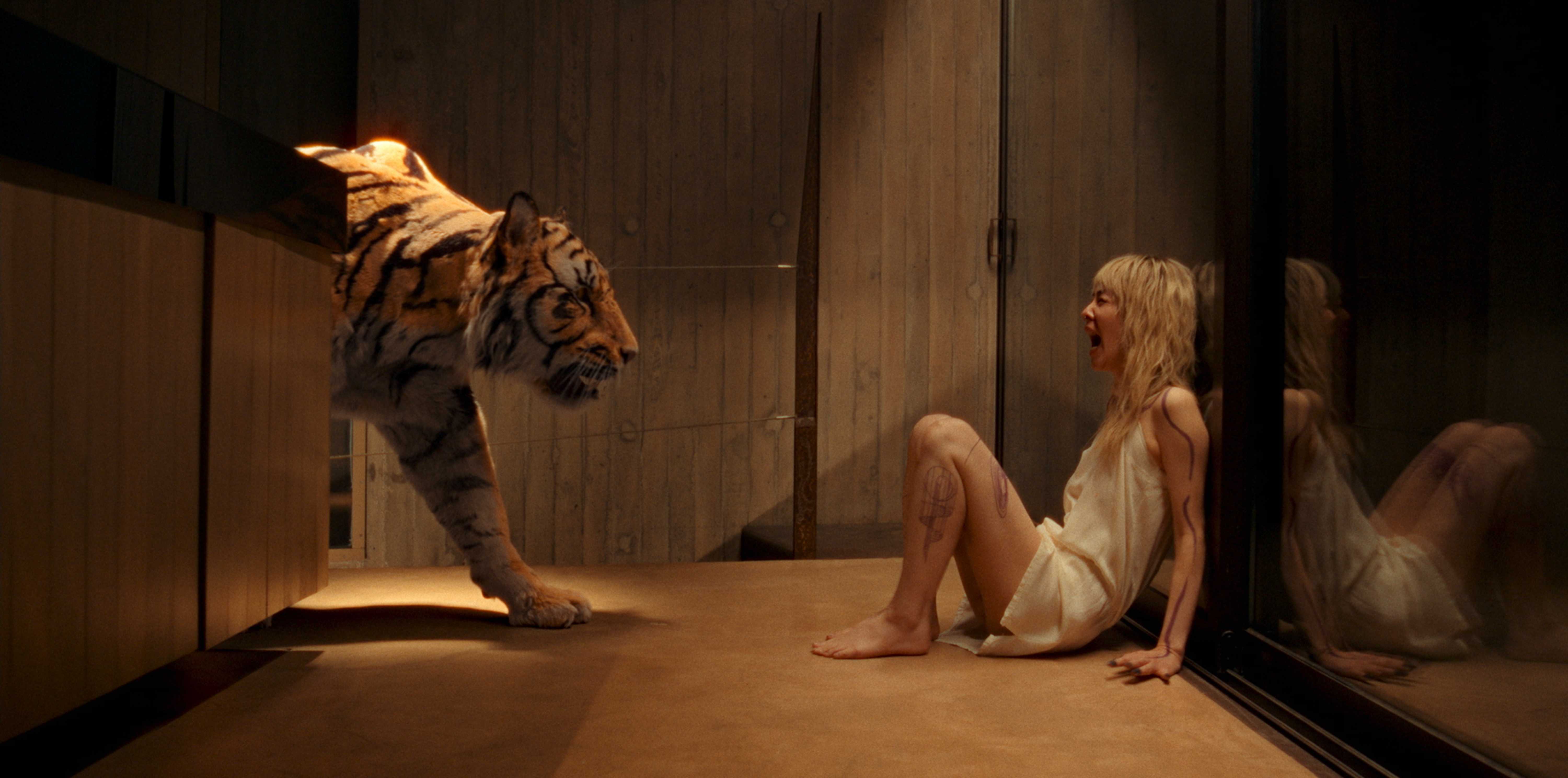 A tiger creeps up to a screaming blonde in Hot Spot