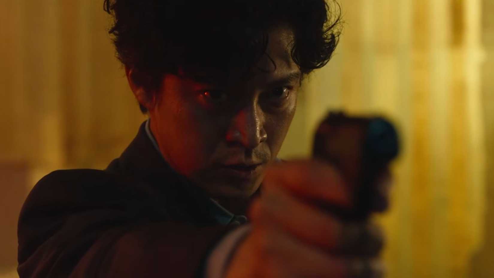 A police detective pointing a gun.