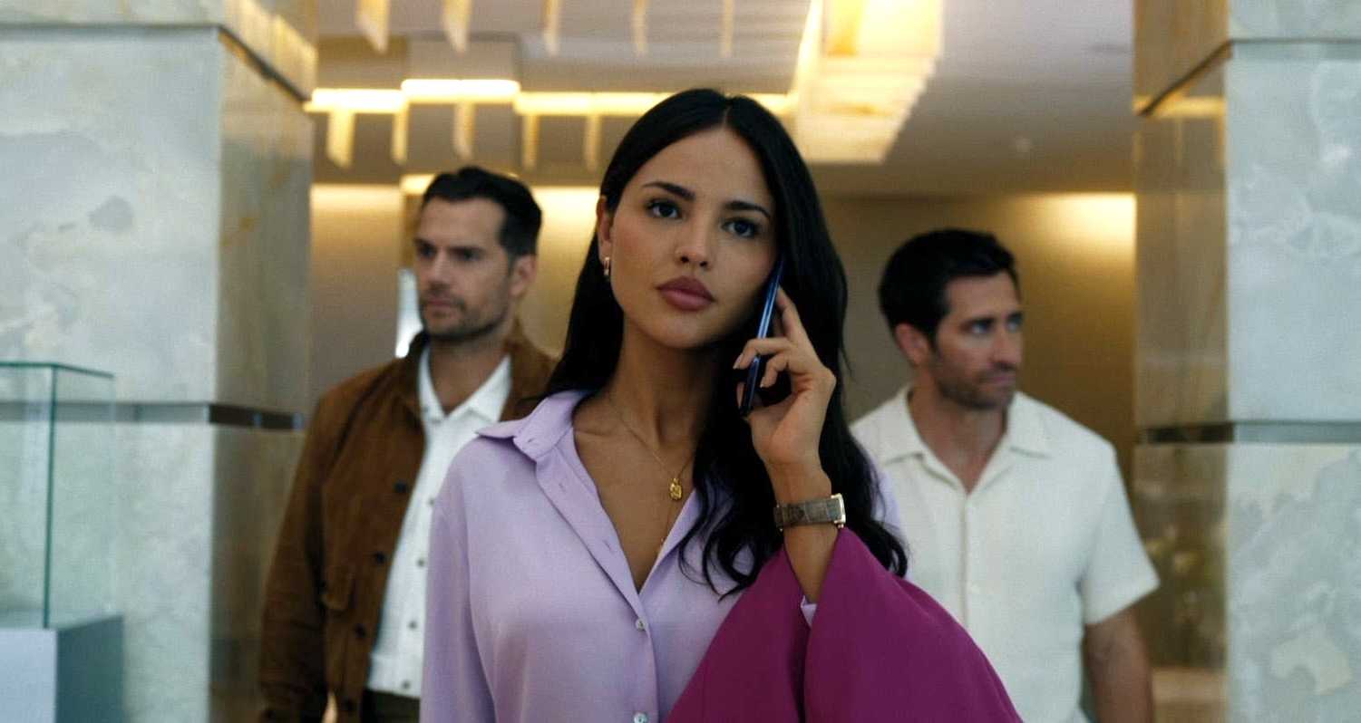 jake gyllenhaal eiza gonzales henry cavill in the grey-1