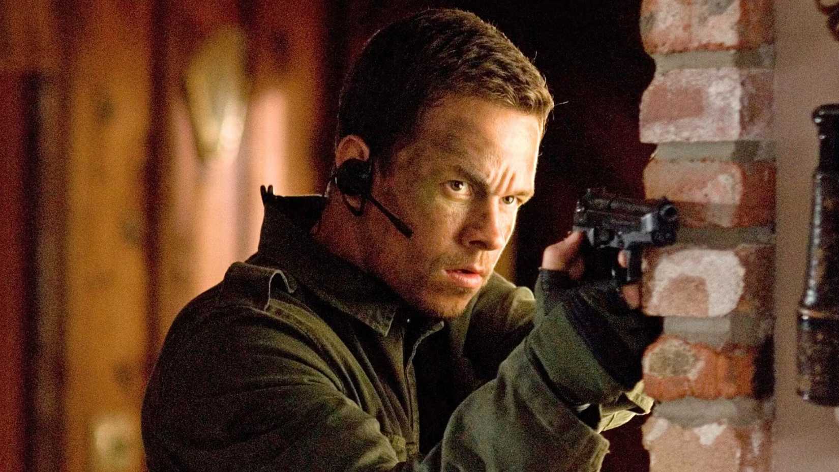 Mark Wahlberg's Bob Lee Swagger approaches a threat
