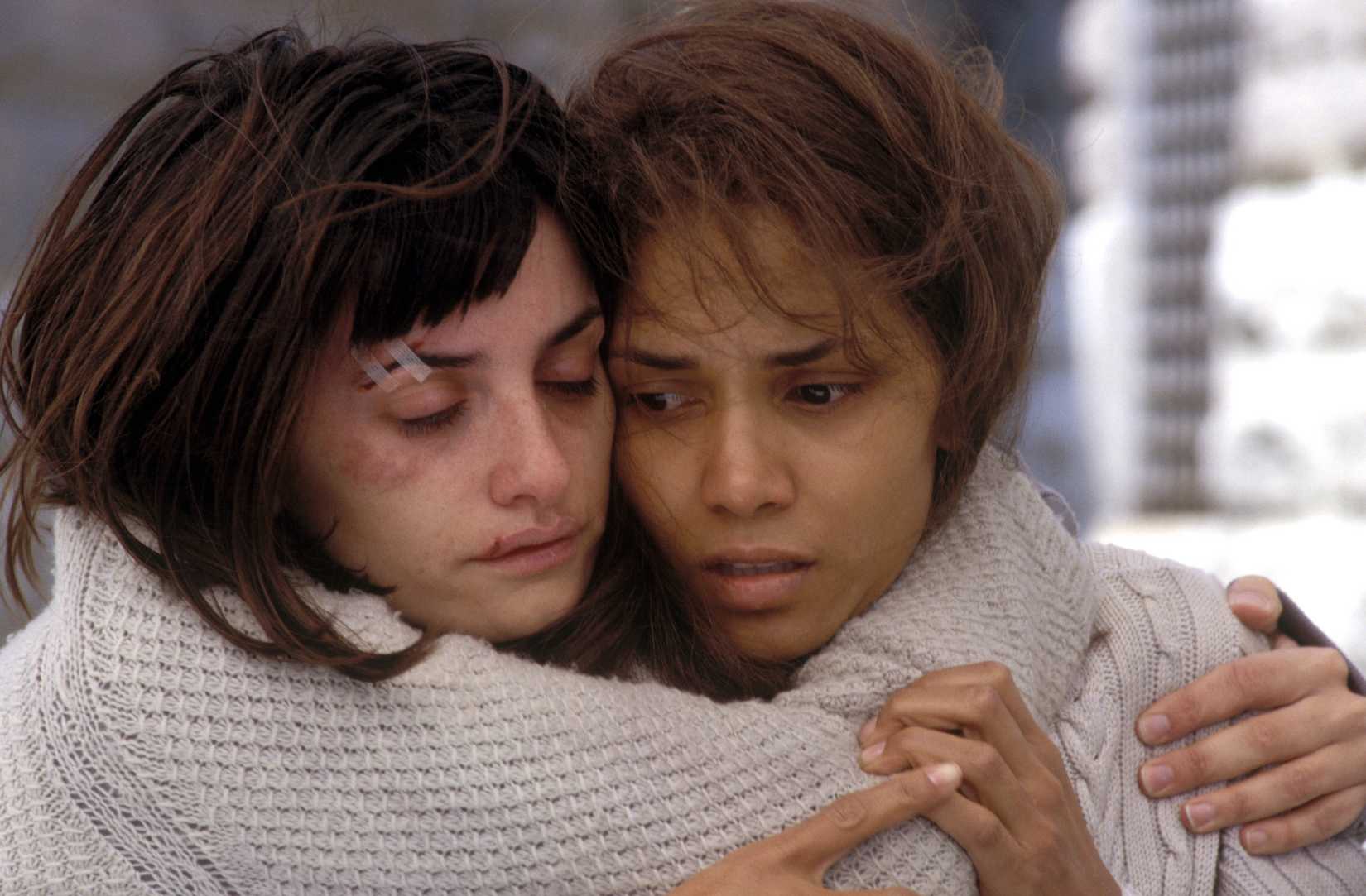 Penelope-Cruz-Halle-Berry-Gothika-2003-2