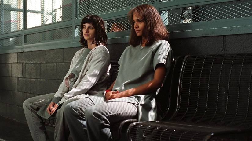 Penelope-Cruz-Halle-Berry-Gothika-2003