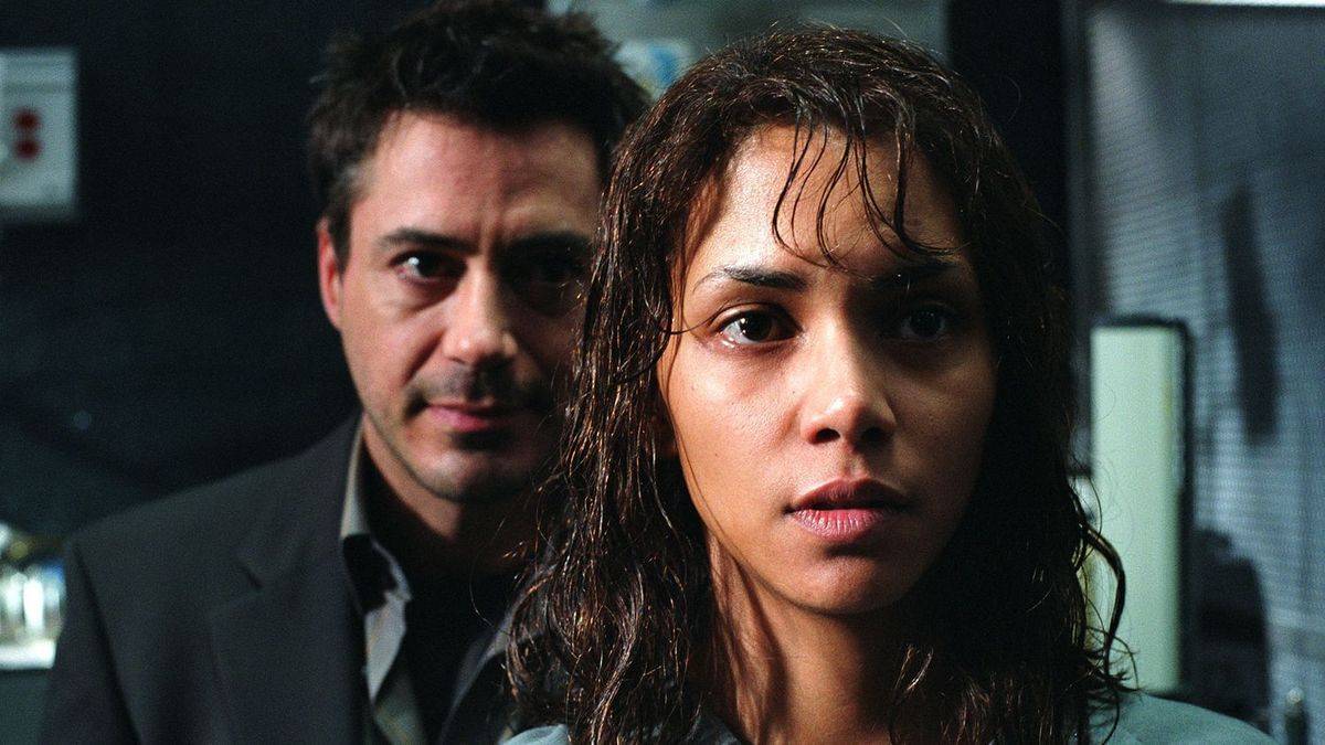 Robert-Downey-Jr-Halle-Berry-Gothika-2003