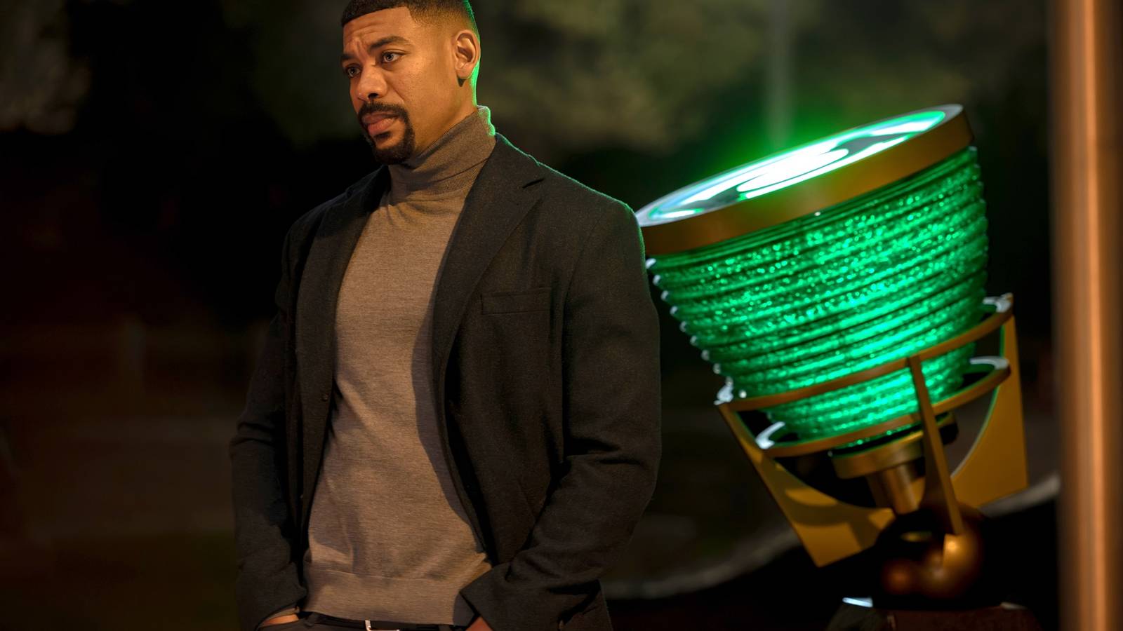 Аарон Пьер в роли Джона Стюарта в сериале Lanterns