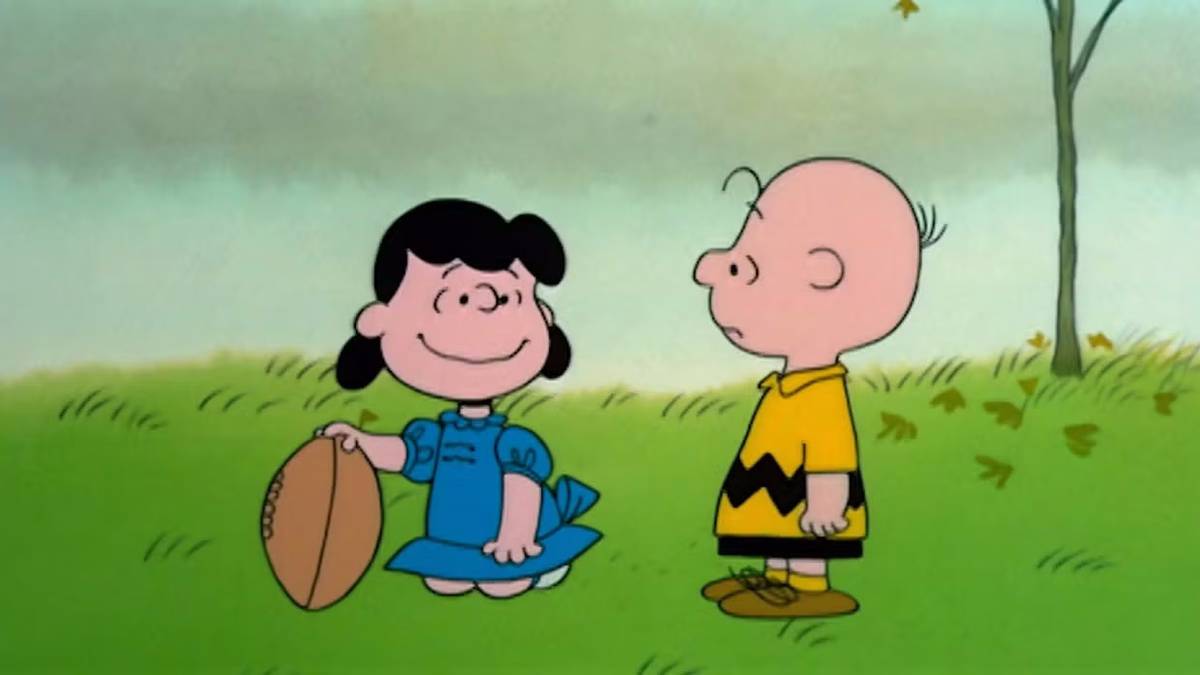 История футбольной шутки в комиксах Peanuts: пять самых примечательных сюжетов Сцена с футбольным мячом из мультфильма 1966 года