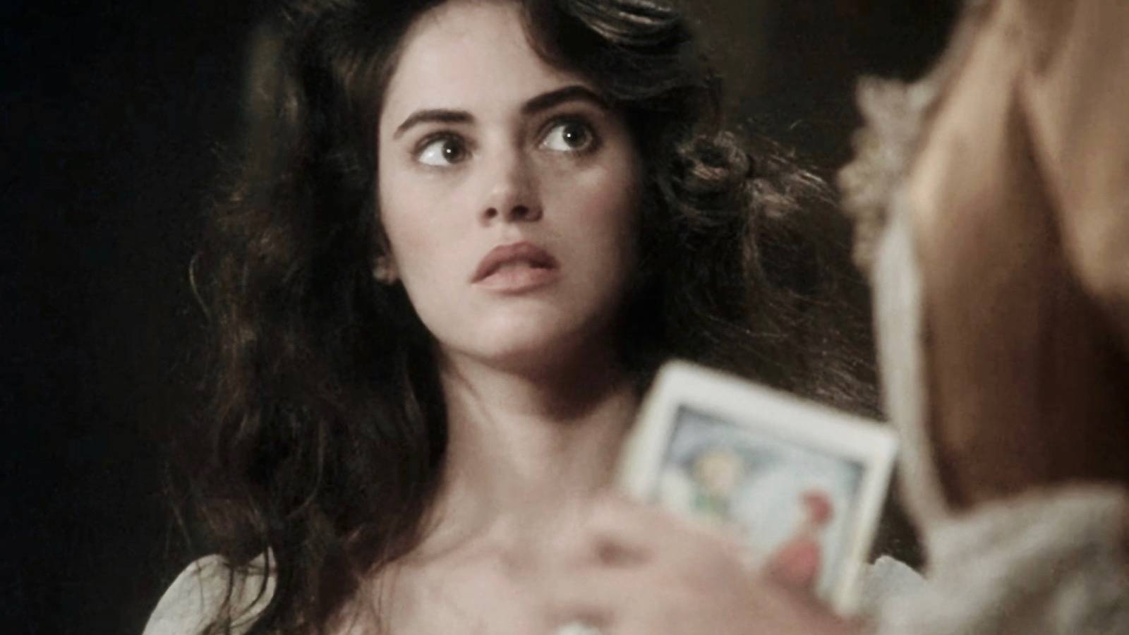Сериал Dark Shadows 1991 года стал официально доступен на YouTube Джоанна Гоинг в роли Виктории Уинтерс в сериале Dark Shadows