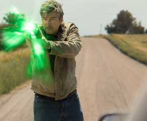 Hal Jordan (Kyle Chandler) wields is Green Lantern ring in Lanterns