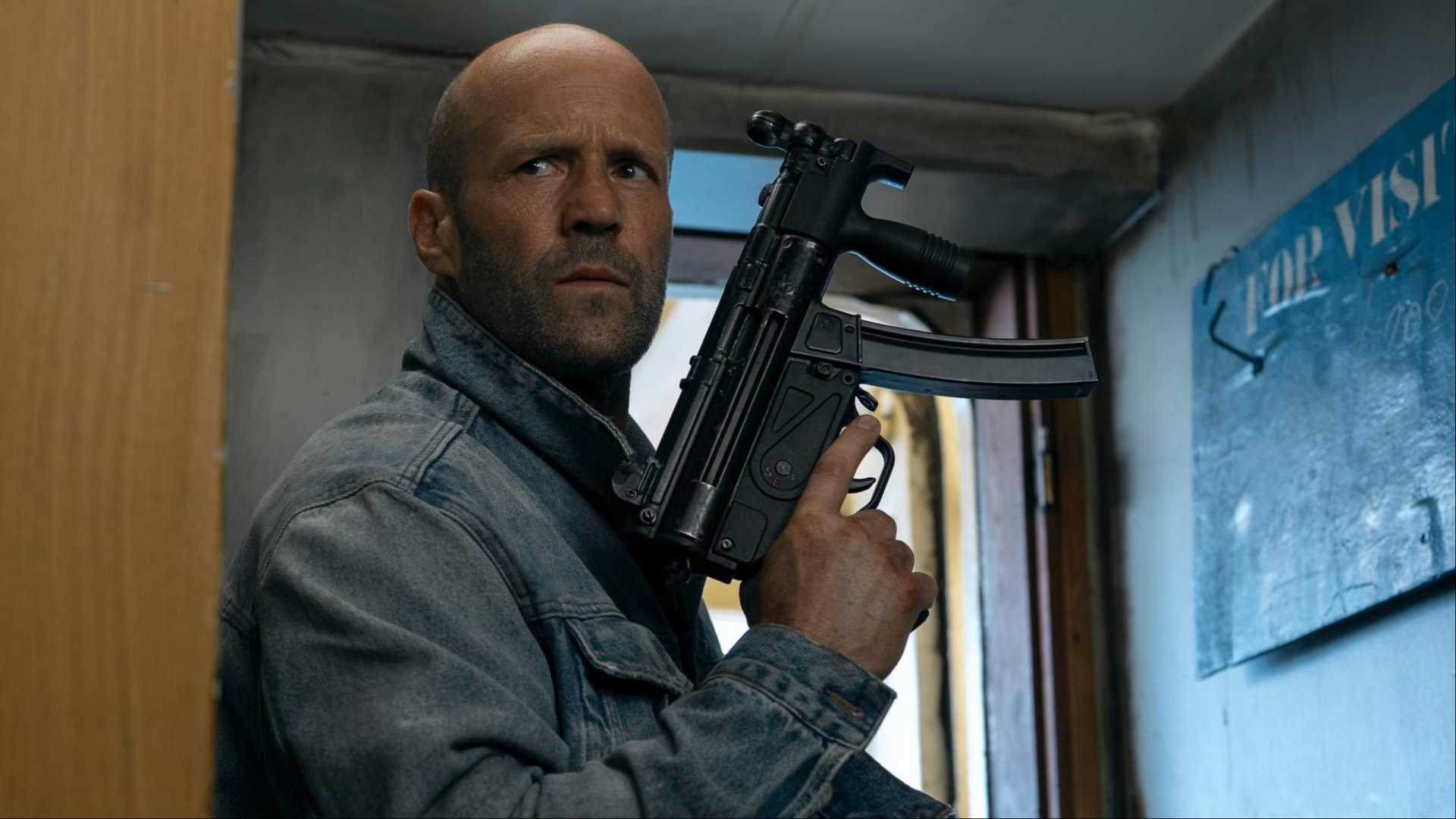 jason statham's character cole reed holding weapon in mutiny