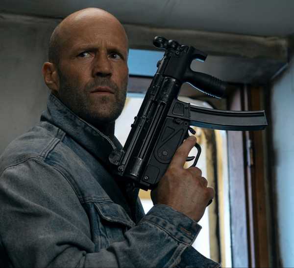 jason statham's character cole reed holding weapon in mutiny