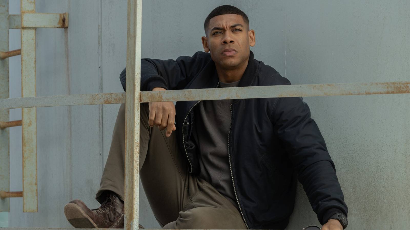 John Stewart (Aaron Pierre) sits in a tower in Lanterns