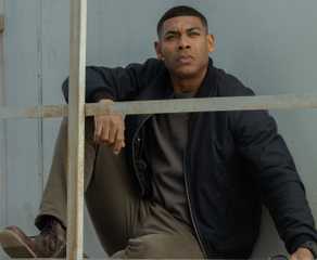 John Stewart (Aaron Pierre) sits in a tower in Lanterns