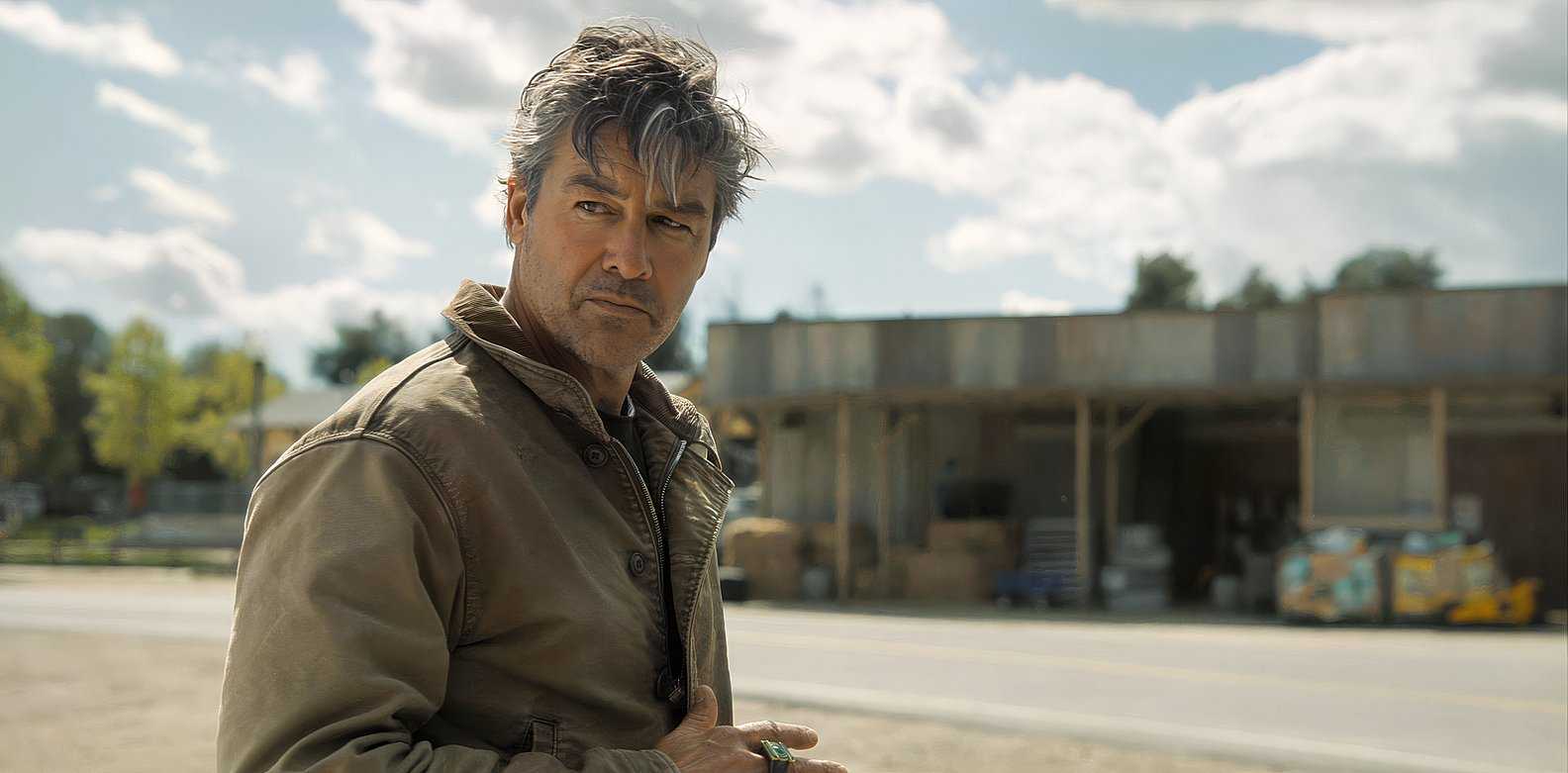 Kyle Chandler as Hal in Lanterns
