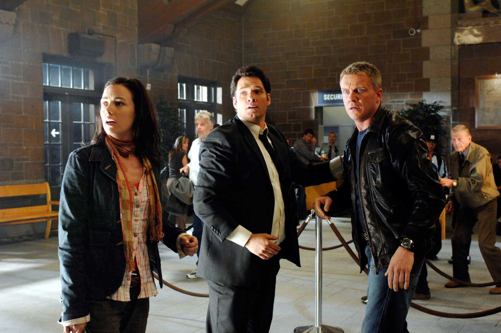 Johnny works with his allies to solve a case in The Dead Zone