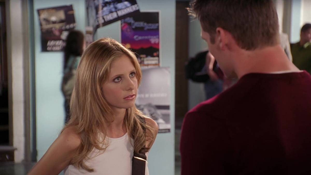 Buffy wearing a white tank top in Buffy the Vampire Slayer