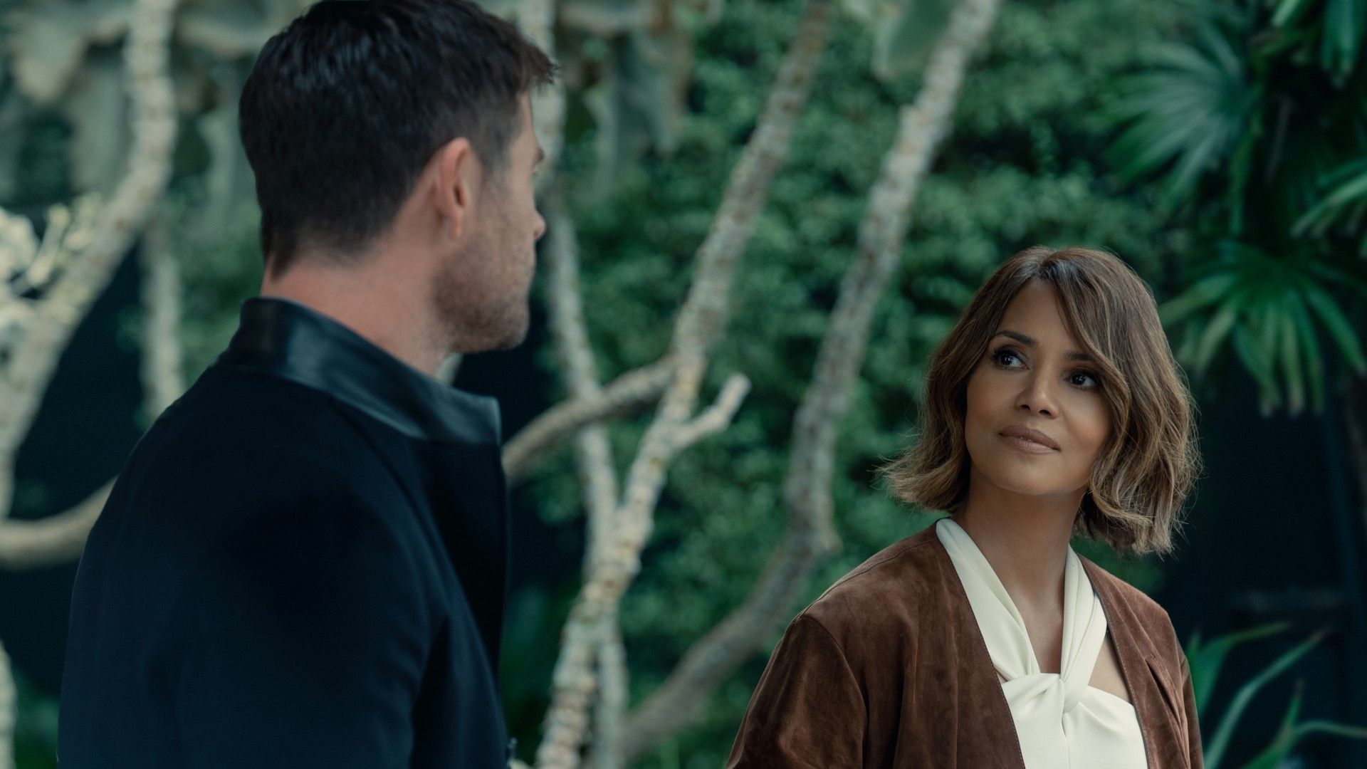 Crime-101-Chris-Hemsworth-Halle-Berry-1