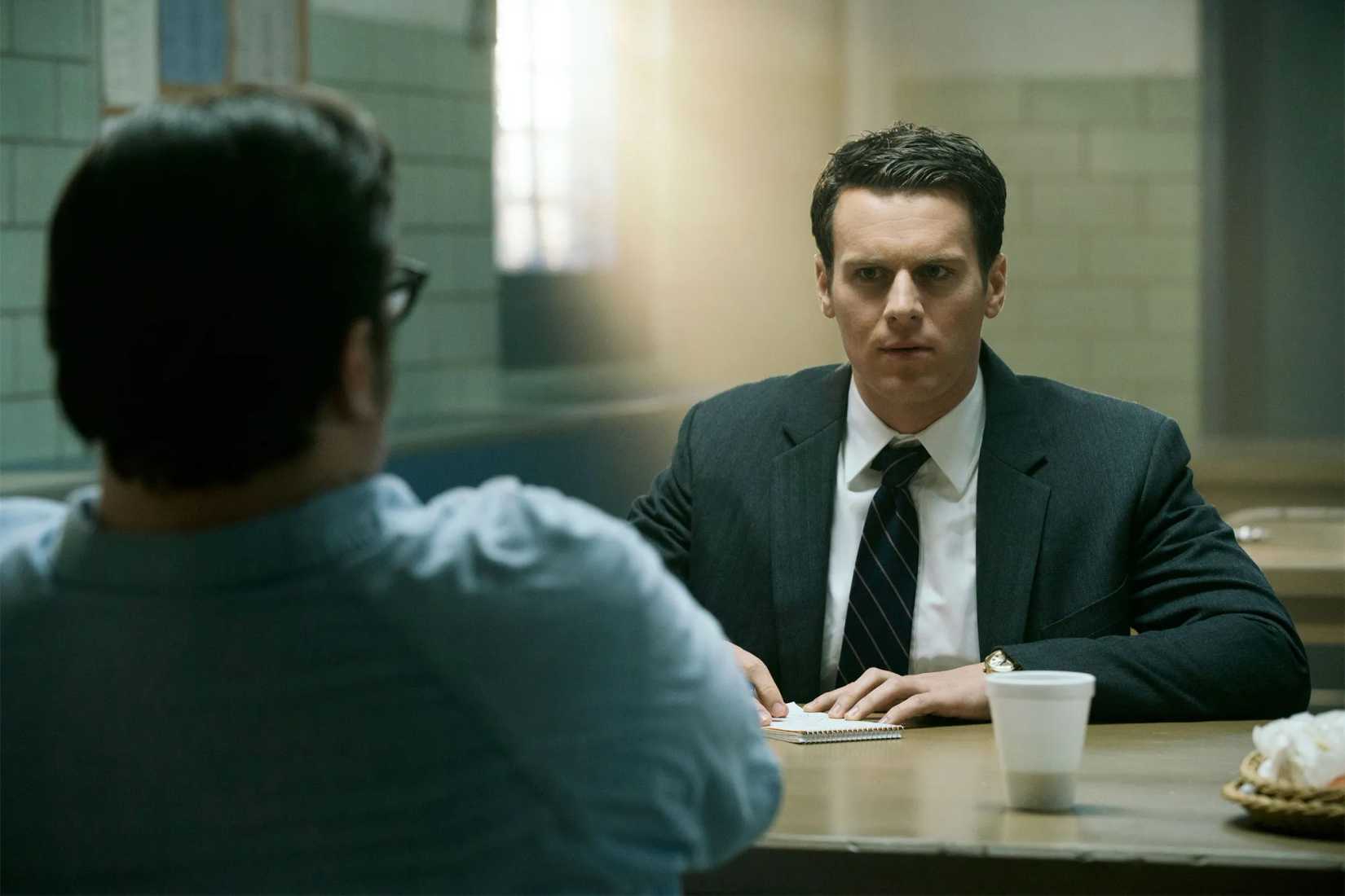 Holden interrogates Ed Kemper in Mindhunter