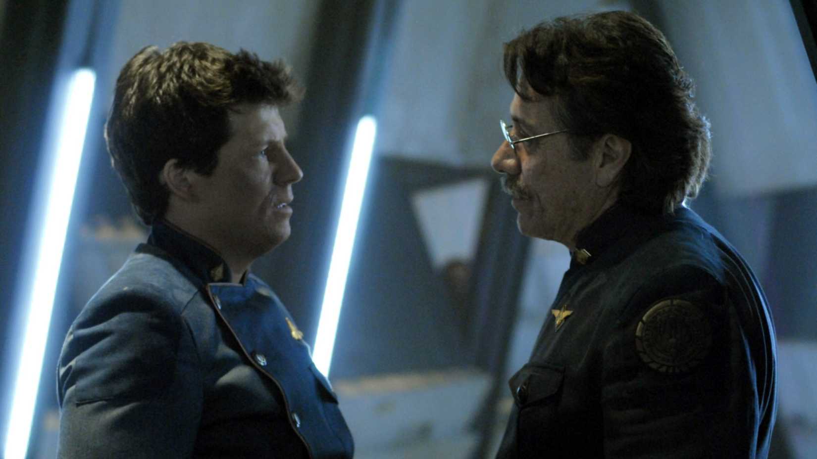 Lee and Commander Adama talk in Battlestar Galactica