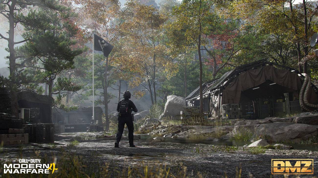 A player walking around their FOB in DMZ.