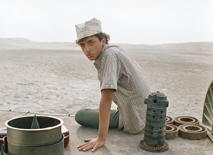 A young man sits down on a deserted landscape in Kin-dza-dza!