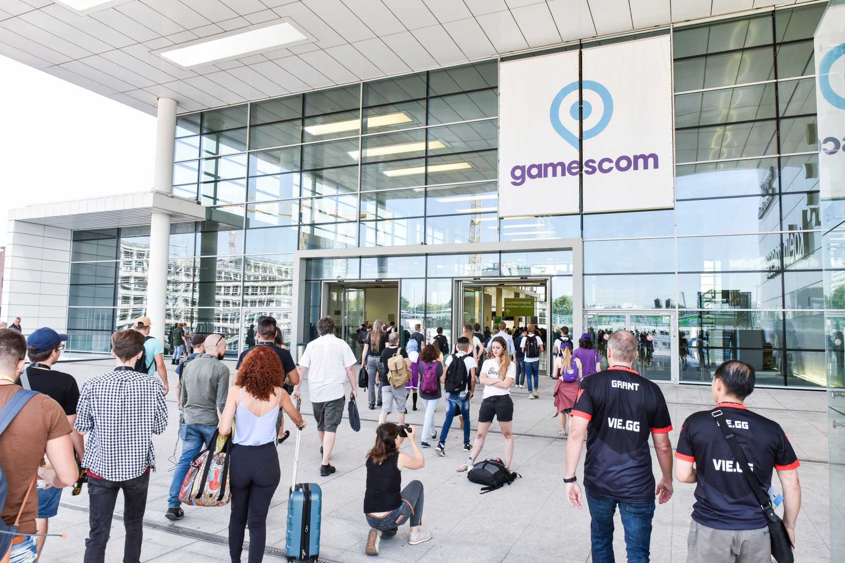 Gamescom 2018 - people walking in