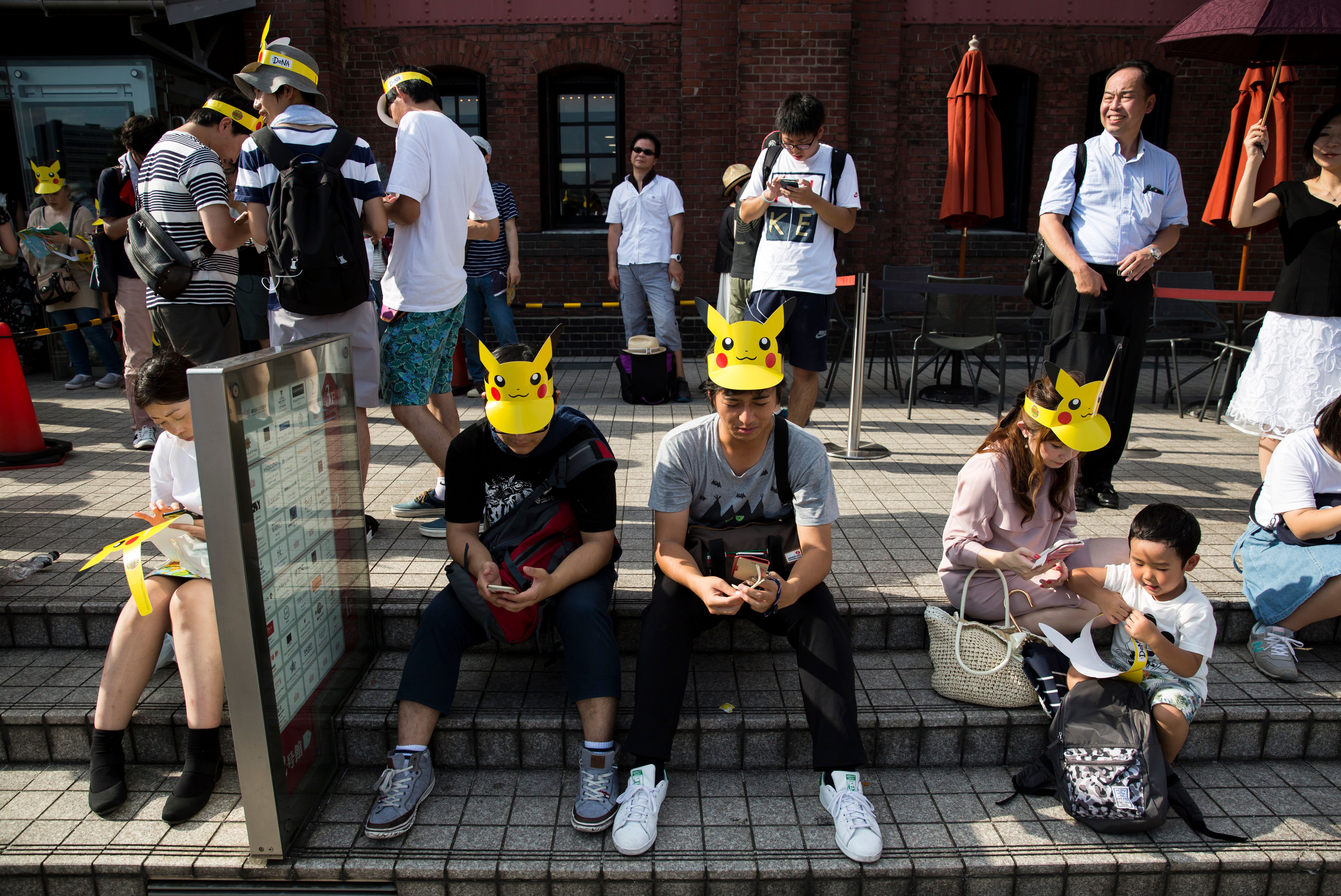 Crowds playing Pokémon Go in public