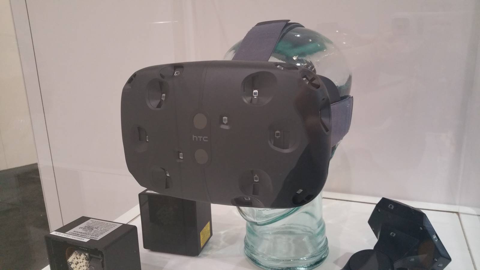 Dev kits for Valve's first SteamVR headset, the HTC Vive, to be free ...
